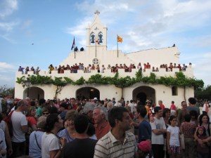 the crowd awaits the riders