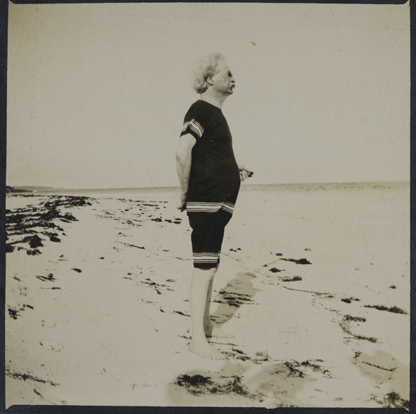 22-mark-twain-on-bermuda-beach